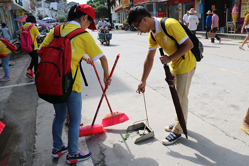 暑期三下乡社会实践实践团队在兴坪镇开展手拉手清洁乡村义务清洁劳动