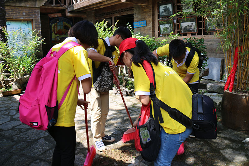 暑期三下乡社会实践实践团队在兴坪镇开展手拉手清洁乡村义务清洁劳动