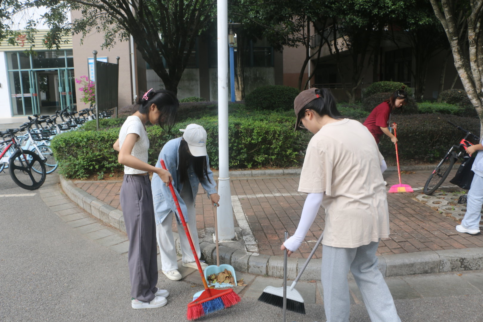 一同清扫校道,共创美丽校园————我院希望联盟清扫校道活动-桂林理工大学外国语学院