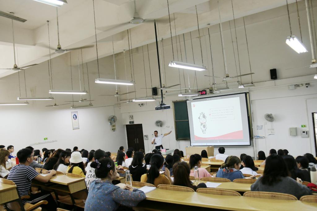 学院党委书记谢济光为学生党员讲授学四史守初心双语党课